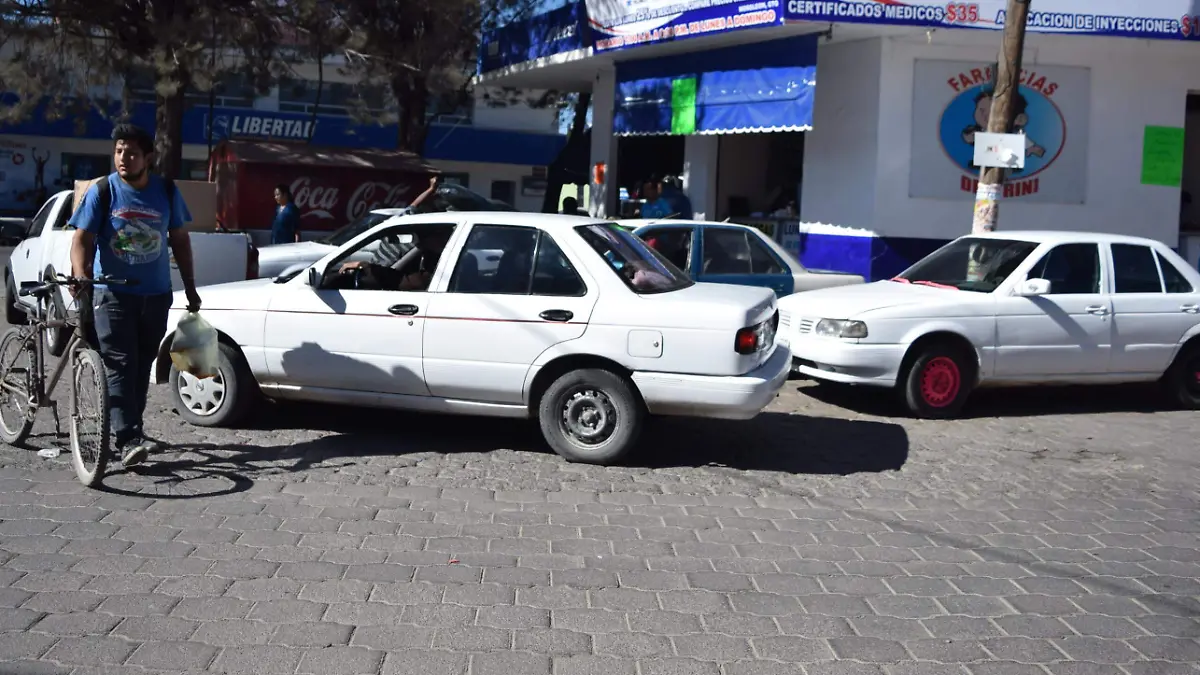 Piden poner fin a taxis pirata en Pedro Escobedo. Foto Archivo